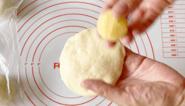 大人小孩都愛吃的軟綿拉絲椰蓉面包,心形造型,簡單易做